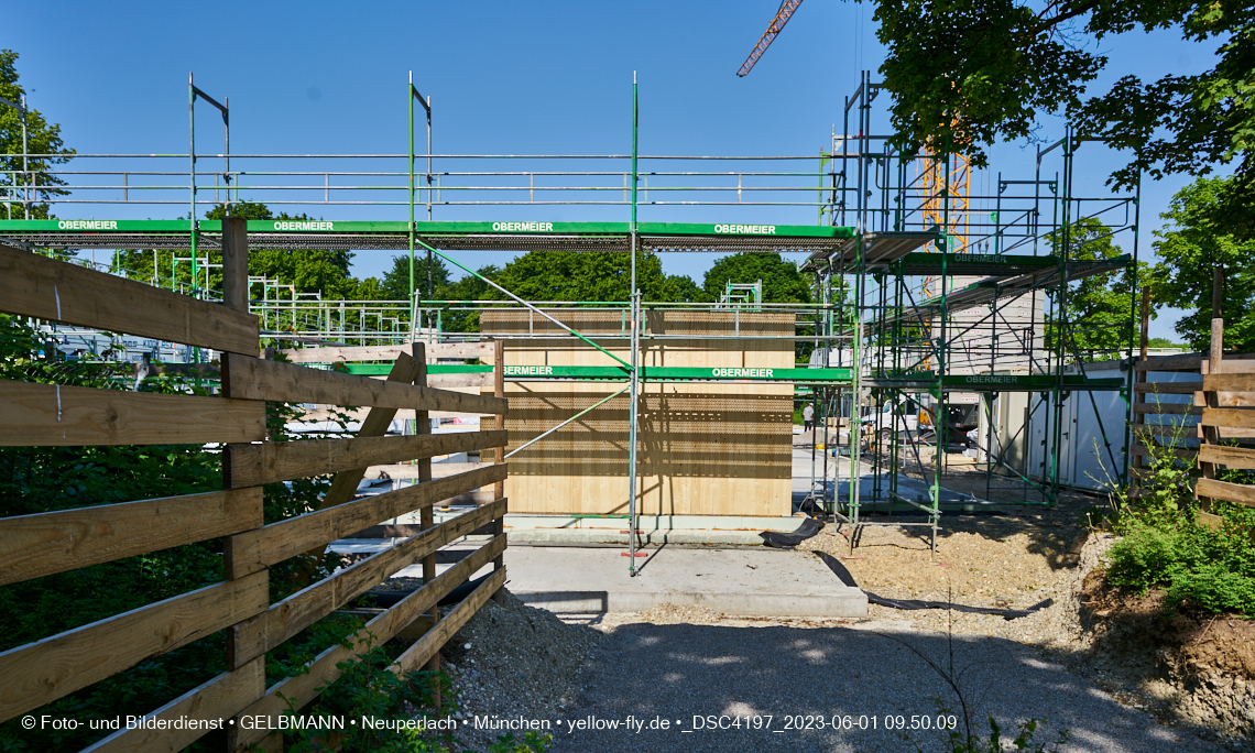 01.06.2023 - Neue Holzwände für das Haus für Kinder in Neuperlach in München